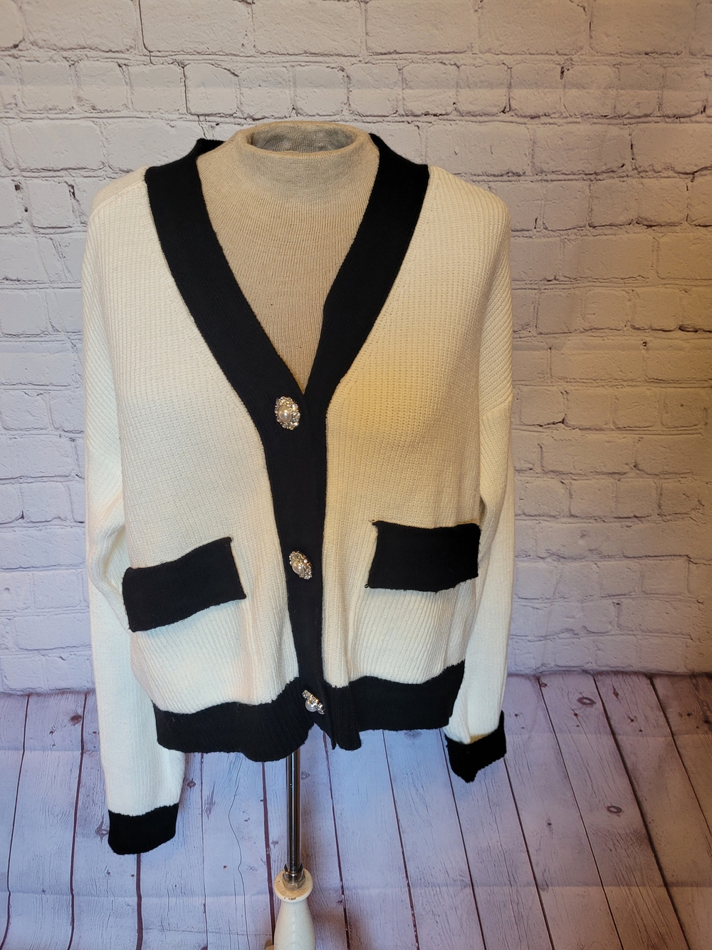 Cream Black Trimmed Cropped Pearl Button Cardigan Size Medium Casual Elegance